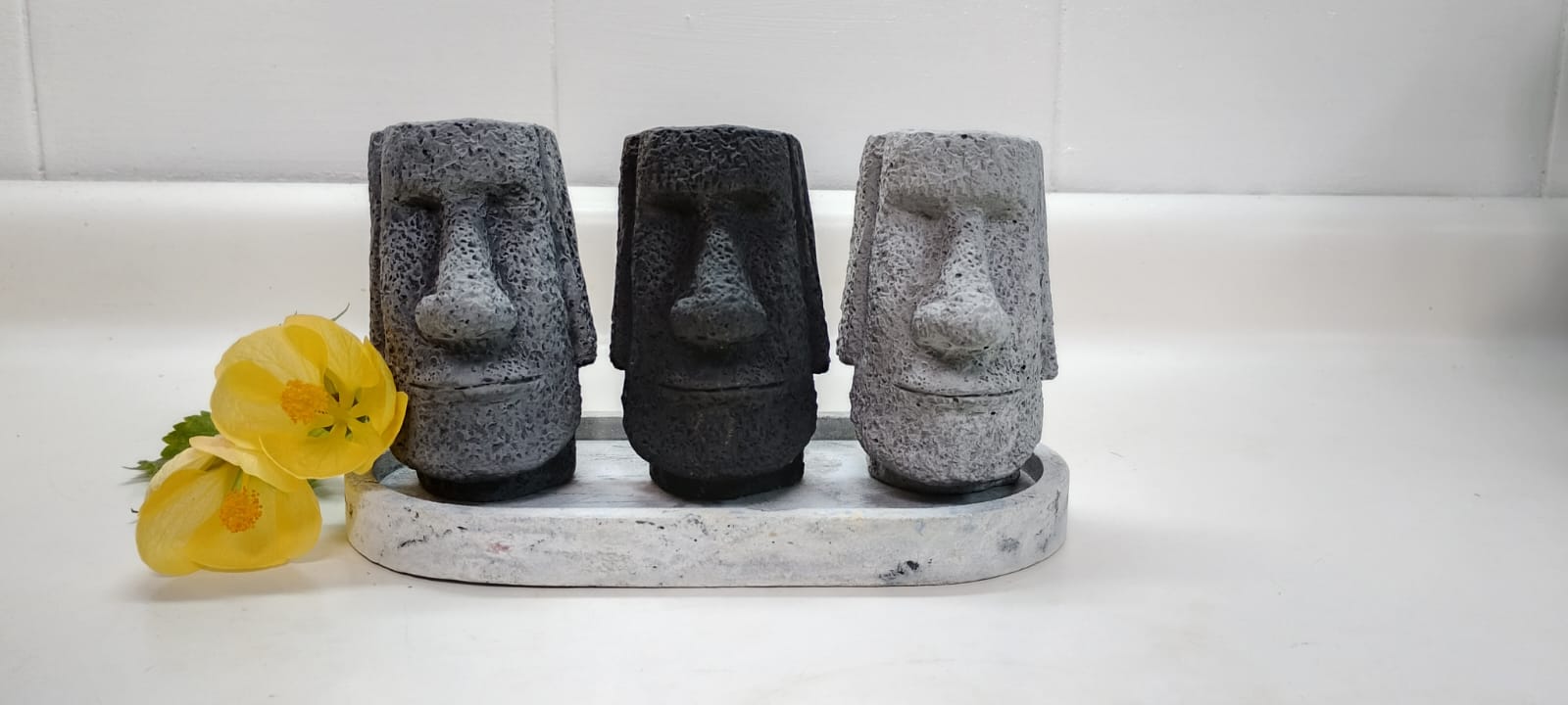 Tres cuencos artesanales de concreto con detalles verdes y turquesa